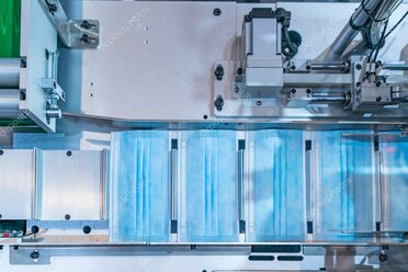 Schweißer mit Frischluftsystem bei der Arbeit