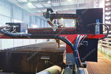 Plasmaschneidanlage schneidet Metallplatte in Werkstatt