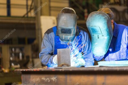 Techniker-Team bei der Arbeit in der Schweißtechnik-Werkstatt